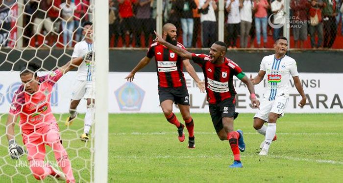 Boaz Salossa Kembali ke Persipura?